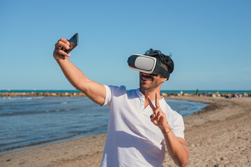 Obraz premium Man wearing virtual reality headset takes selfie on beach