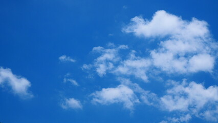 Obraz premium Bright blue sky and white clouds for use as the background