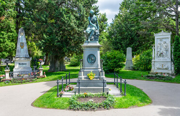 Wien, Zentralfriedhof, morbide schöner Friedhof mit Ehrengräbern der berühmten Musiker,...