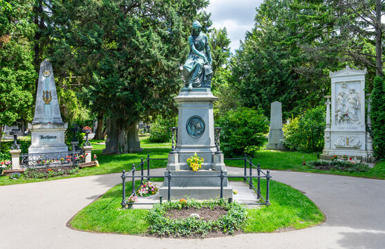 Wien, Zentralfriedhof, morbide sch&ouml;ner Friedhof mit Ehrengr&auml;bern der ber&uuml;hmten Musiker, Komponisten Schubert, Mozart und Beethoven