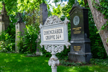 Wien, Zentralfriedhof, Besuch auf dem morbide schönen Friedhof mit Ehrengräbern, Schild zur...