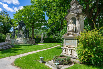 Obraz premium Wien, Zentralfriedhof, Besuch auf dem morbide schönen Friedhof mit Ehrengräbern