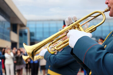Obraz premium A military brass band plays on a city street.