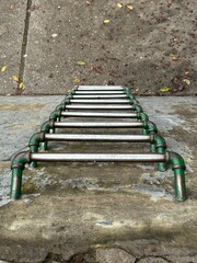 Escalera de tubos de metal usadas por el trajín 