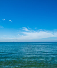 Obraz premium Landscape beautiful summer season vertical horizon look view tropical shore open sea cloud clean and blue sky background calm nature ocean wave water nobody travel at thailand chonburi sun day time