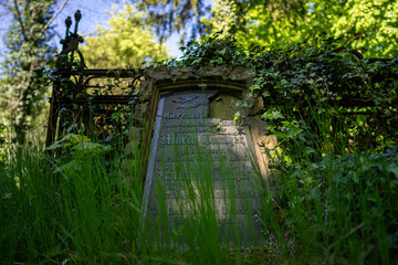 Stary cmentarz ewangelicki, stare płyty nagrobne i krzyże © MarcinRoj.Fotografia