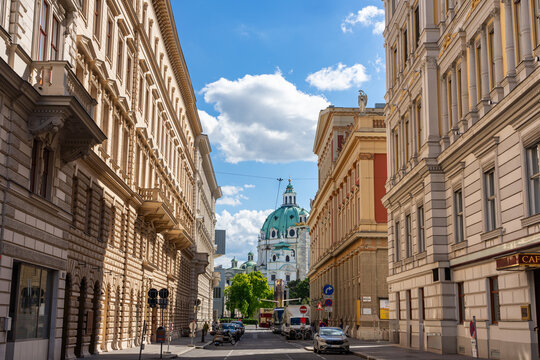 Kurzurlaub Wien, &Ouml;sterreich, Altstadt, und Ring mit ungew&ouml;hnlichem Blick auf die ber&uuml;hmte Karlskirche, Canovagasse Ecke K&auml;rtner Ring