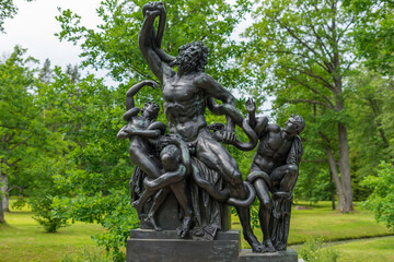 Obraz premium statue in the park