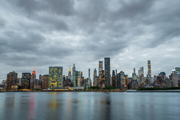 Obraz premium Manhattan skyline view from Gantry Plaza State Park in Long Island City, Queens, New York City. 