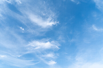春の青空に浮かぶ雲