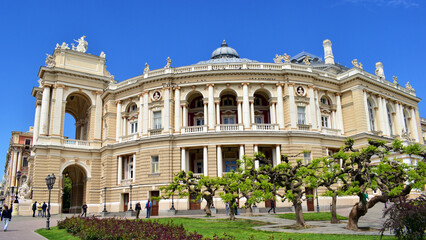 Obraz premium Ukraine, Odessa. Opera Theatre, National Academic Theater. a large beautiful building. European city. street in Odessa, famous place. resort town, summer time. tourism, travel.