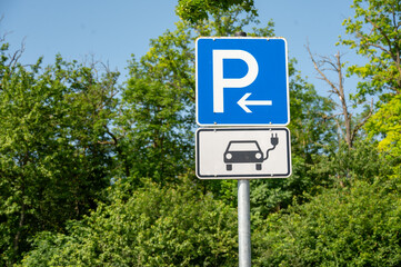 Zeichen PArken für Elektrofahrzeuge, Ladestation