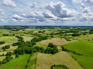 Krajobraz polskiej wsi. Suwalszczyzna, zielone wzgórza. © hunter76