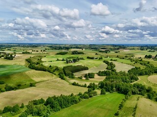 Krajobraz polskiej wsi. Suwalszczyzna, zielone wzgórza. © hunter76
