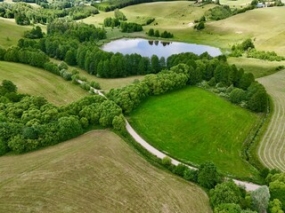 Krajobraz polskiej wsi. Suwalszczyzna, zielone wzgórza. © hunter76