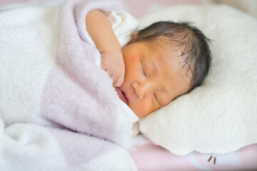 眠る新生児