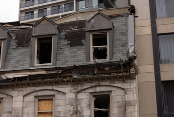 Toit, feu, Maison brûlée au centre-ville, jour, horizontal