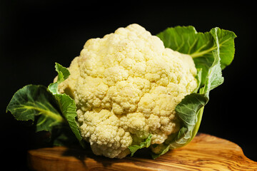 cavolfiore su tagliere legno di olivo