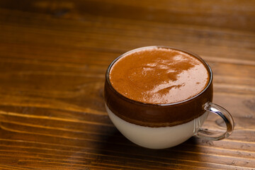 木のテーブルにダルゴナコーヒー