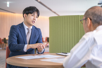 商品サービスを説明する男性ビジネスマン