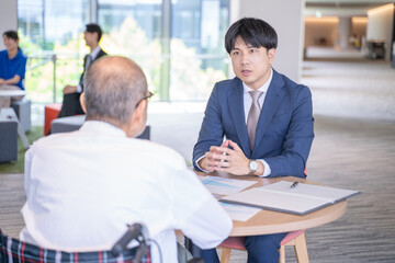 商品サービスを説明する男性ビジネスマン