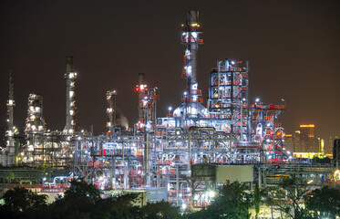 Obraz premium Chimney Oil refinery plant from industry zone, Aerial view oil and gas petrochemical industrial, Refinery factory oil storage tank and pipeline steel at night