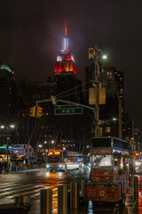 Empire State Building iluminado y W 42nd Street en Nueva York