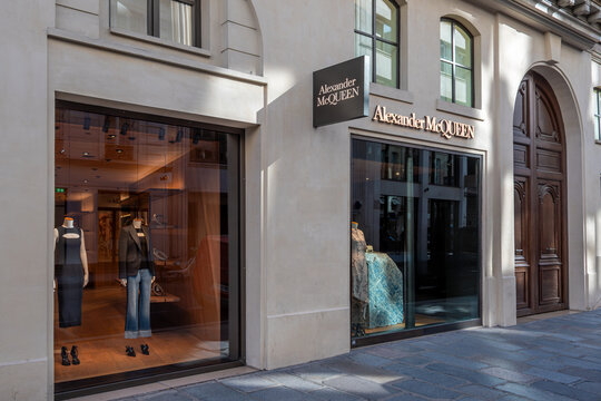 Paris, France - 15 juin 2024: Vue ext&eacute;rieure d'une boutique Alexander McQueen &agrave; Paris. Alexander McQueen est une maison de couture sp&eacute;cialis&eacute;e dans la mode et le luxe