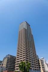 青空と高層の集合住宅