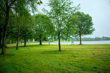 Obraz premium Landal Ferienpark Stroombroek, der Badesee mit Spielplatz im Hintergrund
