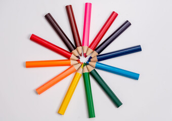 Naklejka premium Colorful crayon circle, crayons arranged in the shape of a circle, multi-colored crayons, pencils on the white background 
