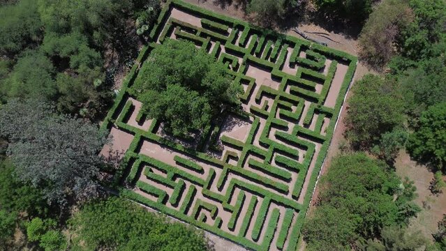 En los panoramas y paisajes se encuentra un nuevo comienzo y vida. Experiencias nuevas y estructuras complejas de Drone volando. 
