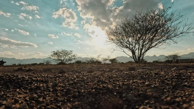 Desierto insolito con nubes raras y bell&iacute;simas. 