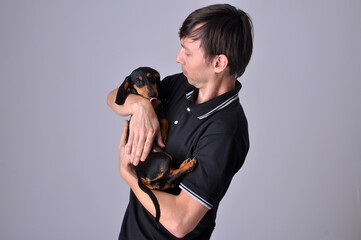 homem com filhote de duchshund cachorro fofo , amor canino