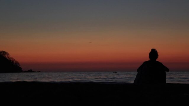 L&iacute;neas de atardecer con colores anaranjados y destellos azules. ESA magia solo se vive en la playa, en el lugar de tantos surfistas que hacen surf bailando sobre las olas. 