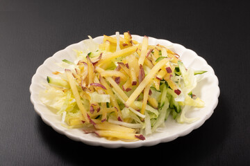 サツマイモとレタスとキュウリのサラダ