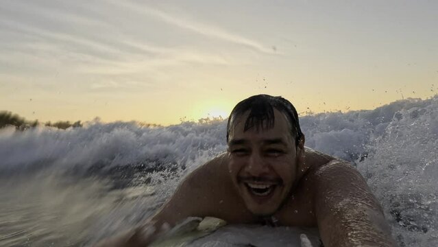 Bailar con el oceano es surfear, cabalgar las olas es libertad y experiencia playera libre, nueva y especial. 