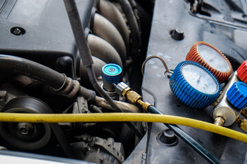 Auto mechanical man hand monitor to check and fixed car air conditioner system