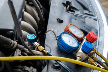 Auto mechanical man hand monitor to check and fixed car air conditioner system