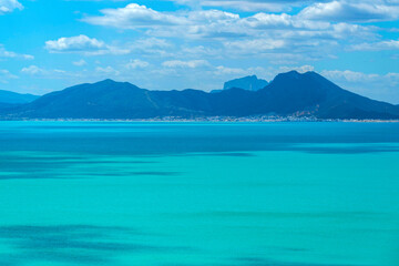 Vue sur une mer turquoise