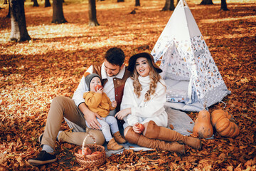 Fototapeta premium Beautiful and stylish family in a park