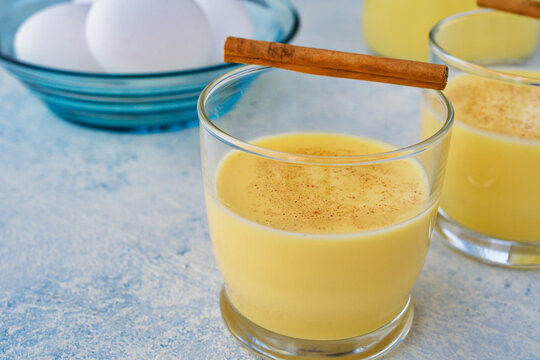 メキシコの卵の飲み物　ロンポペ　Rompope (Mexican eggnog, Eggnog mexicano)　コピースペースあり　
Mexican egg drink Rompope (Mexican eggnog, Eggnog mexicano)　with copy space
