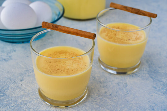 メキシコの卵の飲み物　ロンポペ　Rompope (Mexican eggnog, Eggnog mexicano)　コピースペースあり　
Mexican egg drink Rompope (Mexican eggnog, Eggnog mexicano)　with copy space
