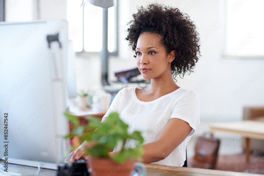 Aufkleber serious, web designer or african woman on computer for digital project development or problem solvin