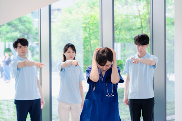 スタッフから責められるドクター