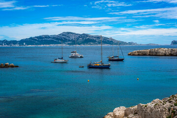 Voiliers ancrés dans une baie