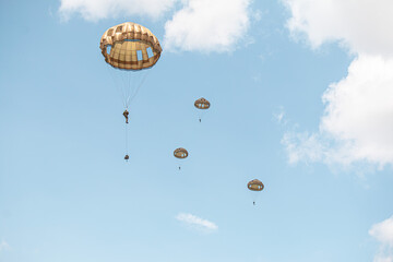 nato deutsche bundeswehr fallschirmjäger am Fallschirm bei einem Manöver in deutschland 