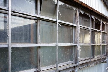 廃屋　窓ガラス