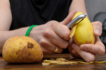 Obierać ziemniaki skrobaczka do warzyw z bliska