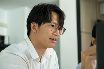 Obraz premium Engineer, architects working together at screen.